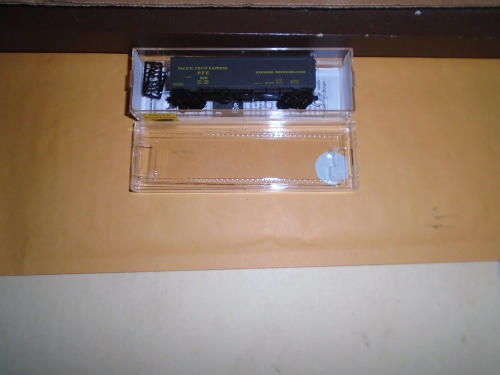 Micro Trains #59510 40' Steel Side Ice Reefer - Pacific Fruit Express #Pfe 925 N