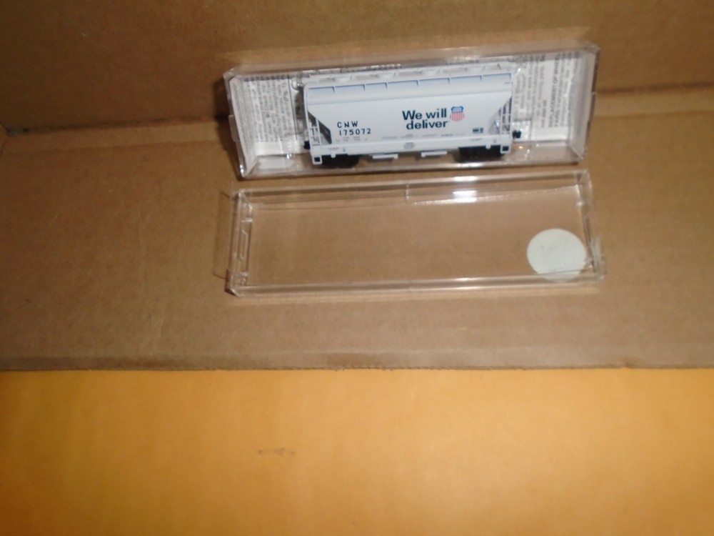 Micro Trains #92130 2 Bay Acf Centerflow Covered Hopper - Up & Cnw #Cnw 175072 N