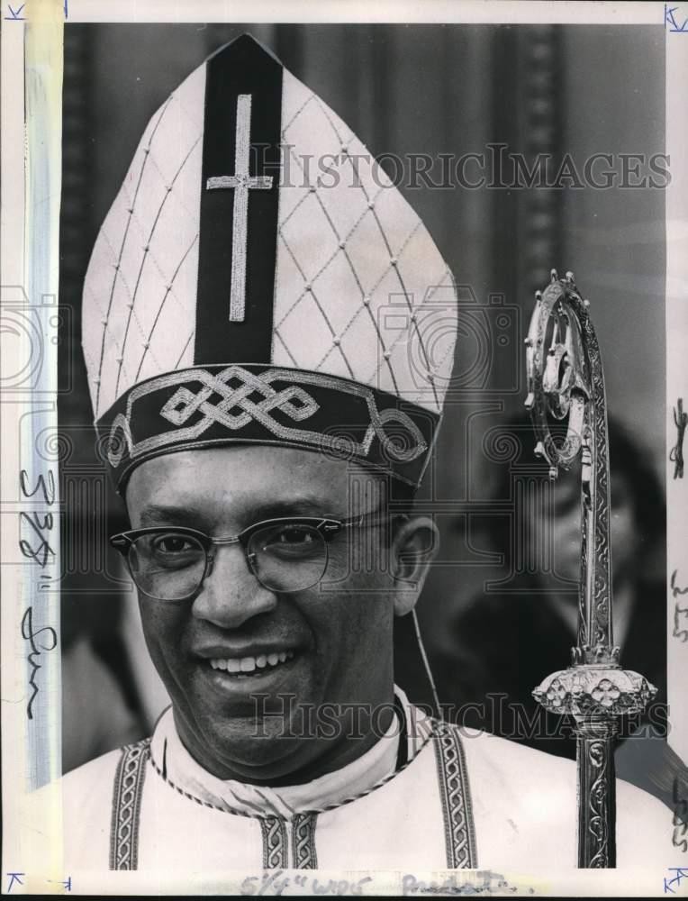 1966 Press Photo Bishop Harold Perry in New Orleans, Louisiana - pio21210