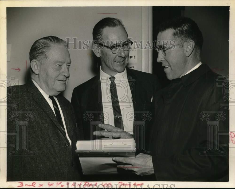 1966 Press Photo Charles Curlette chats with colleagues in New York - tua74464