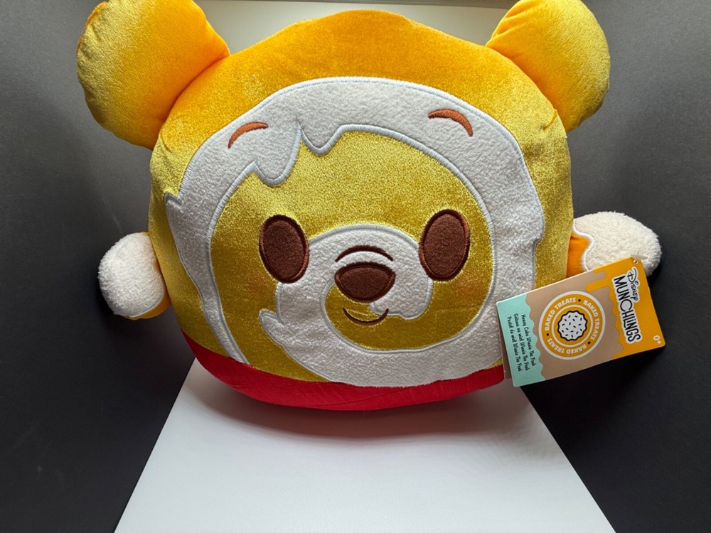 Disney Park Munchlings Honey Cake Baked Treats Winnie the Pooh Plush New MED 18