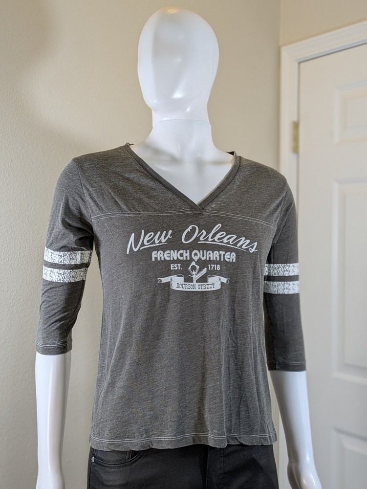 New Orleans French Quarter Bourbon Street T-Shirt Grey V-Neck 3/4 Sleeve Size M