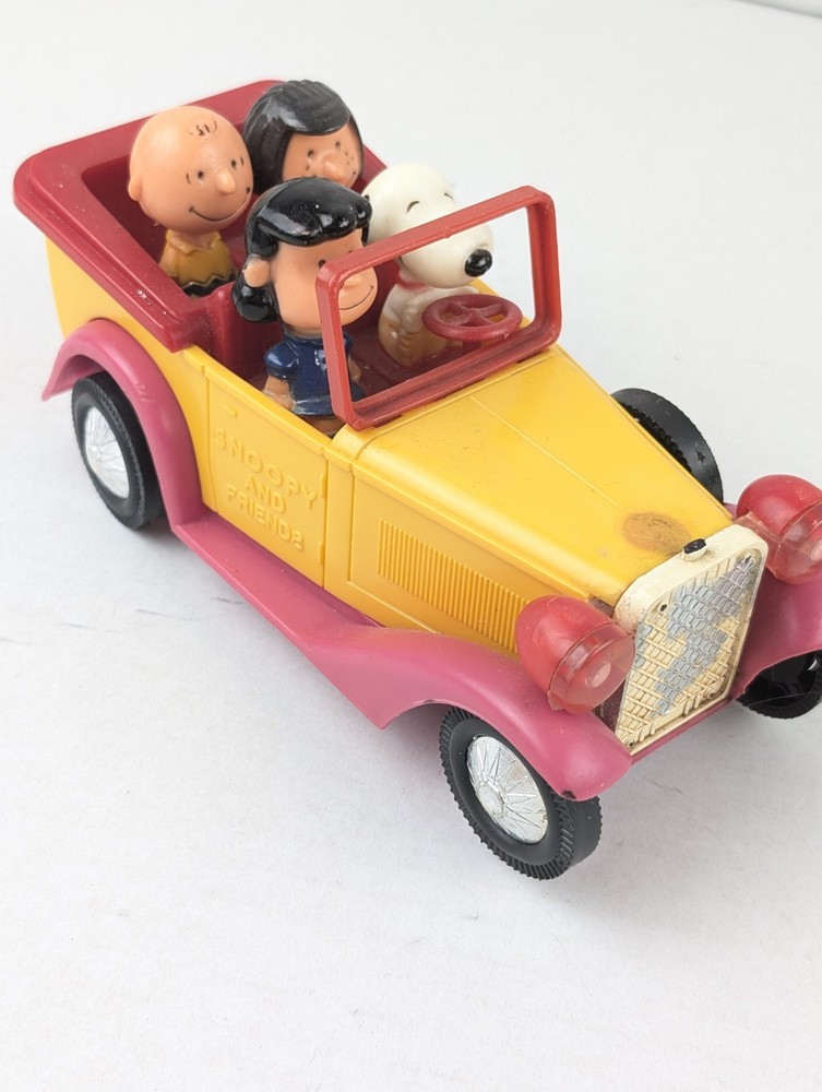 Vintage 1972 Peanuts Snoopy & Friends Toy Car Charlie Brown Lucy Linus Vehicle