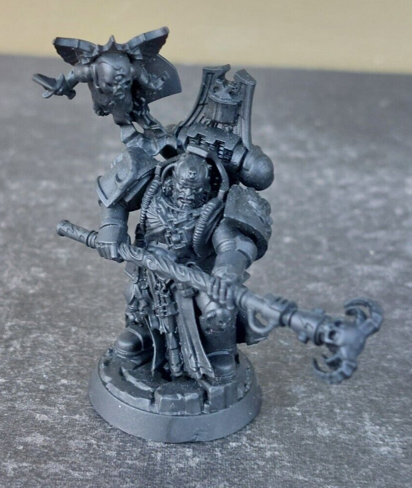 GAMES WORKSHOP - WARHAMMER 40K SPACE MARINE LIBRARIAN WITH STAFF AND CHERUB