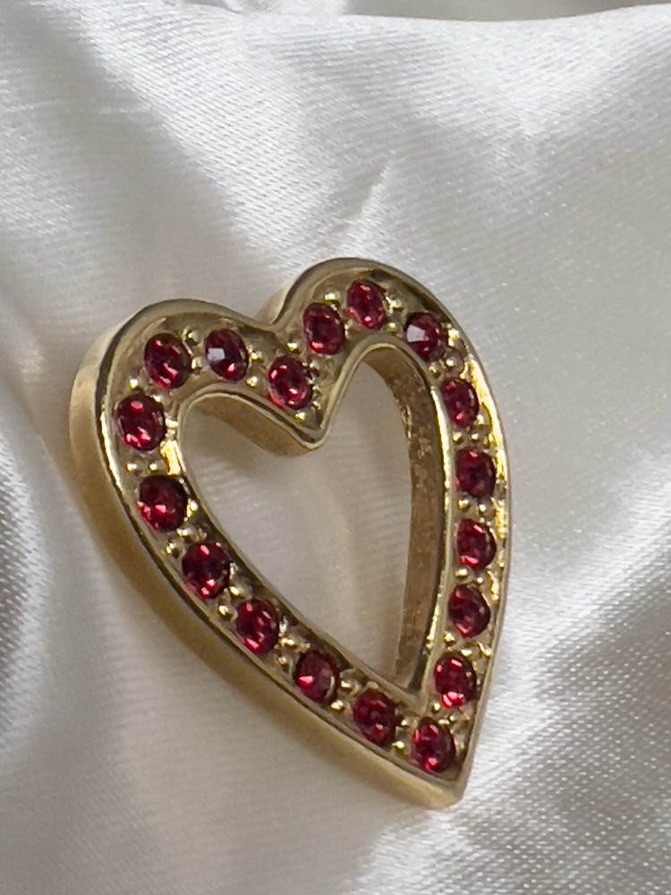 Vintage Avon Gold Tone Ruby Red Rhinestone Heart Pin Brooch Valentines Love 1