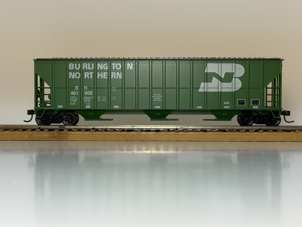 HO scale, Burlington Northern, Green PS-2, 3-bay Covered Hopper #BN-461900