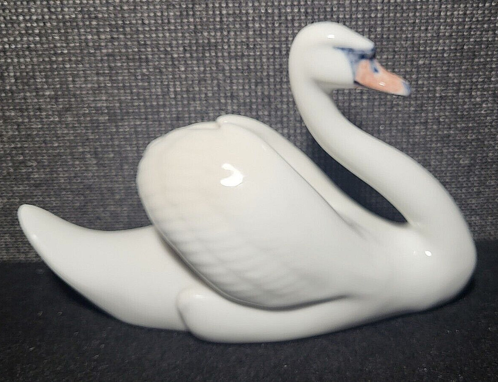 Vintage (1974-79) Royal Copenhagen Denmark PORCELAIN SWAN FIGURINE #755