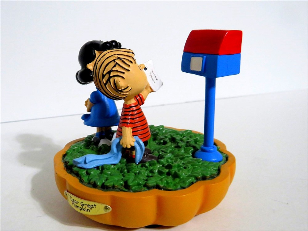 SNOOPY PEANUTS CHARLIE BROWN HAWTHORNE VILLAGE HALLOWEEN GREAT PUMPKIN FIGURINE