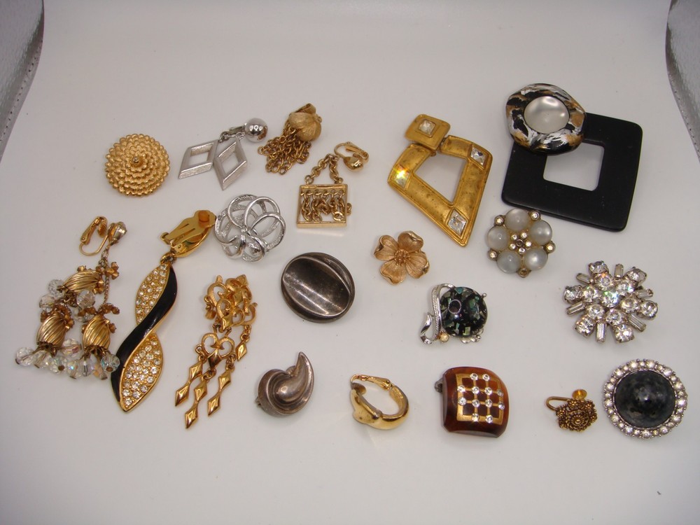 Lot Of 20 Vintage Single Clip On Earrings Bijoux Trifari Coro Park Lane #3