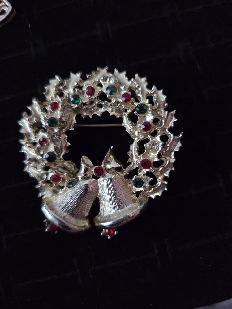 Vintage  Rhinestone CHRISTMAS Brooch Pin Large Holly Wreath Bells Gold Tone