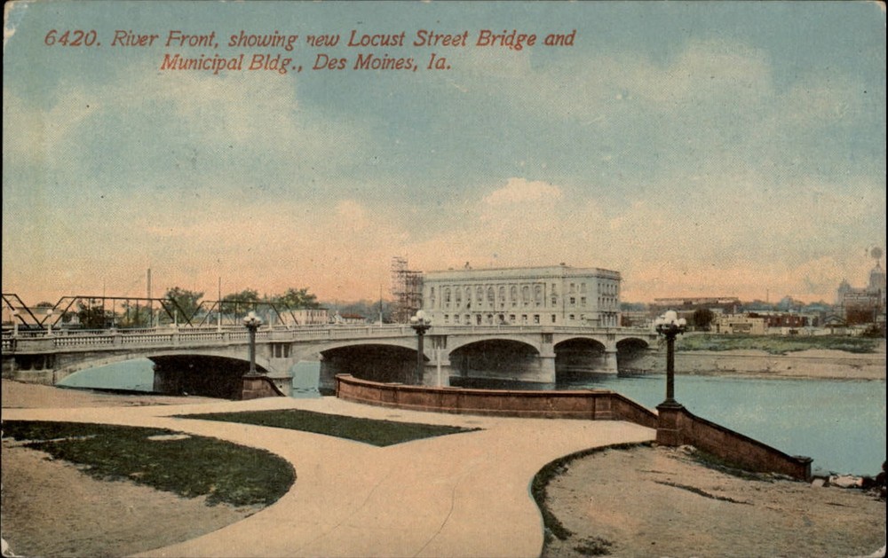 Des Moines Iowa ~ Riverfront Locust Street Bridge ~ c1910 unused postcard