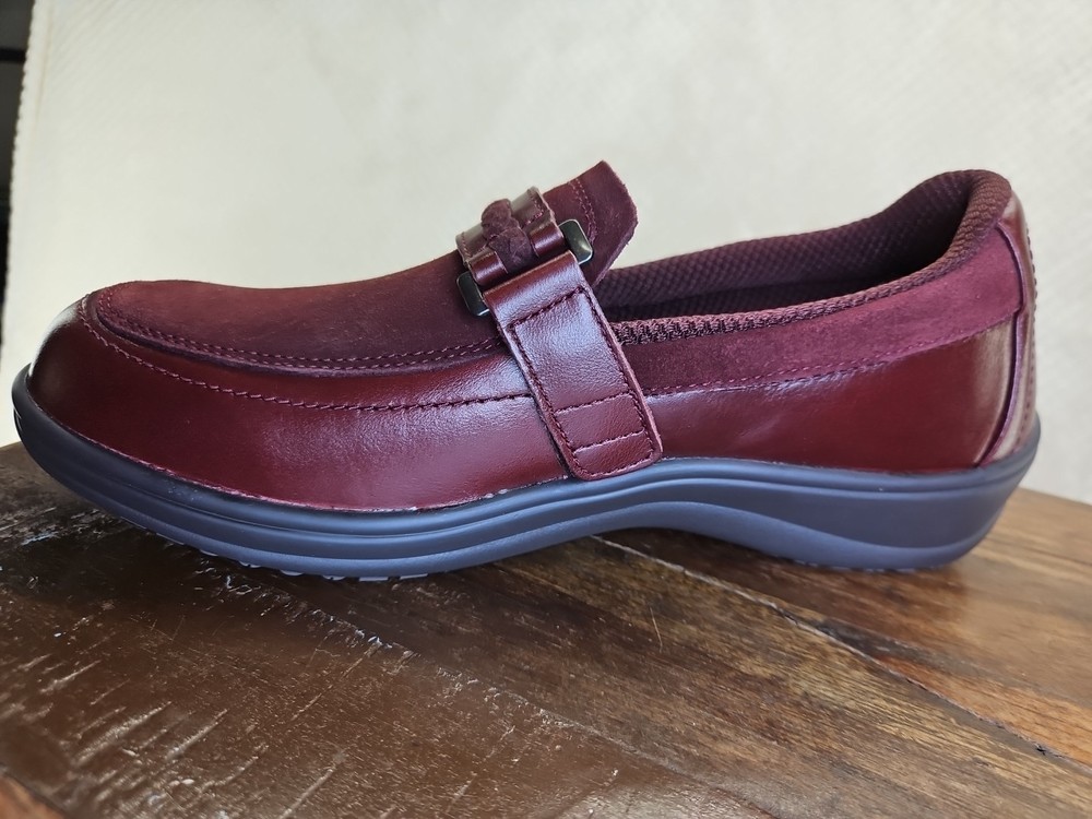 Orthofeet Chelsea Cherry Women's 10 B NWOB Suede/Leather