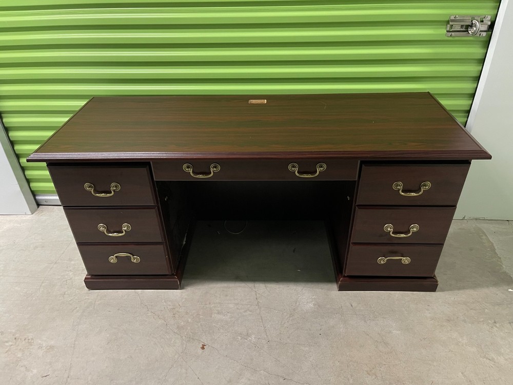 Elegant Executive Desk – Stylish Design