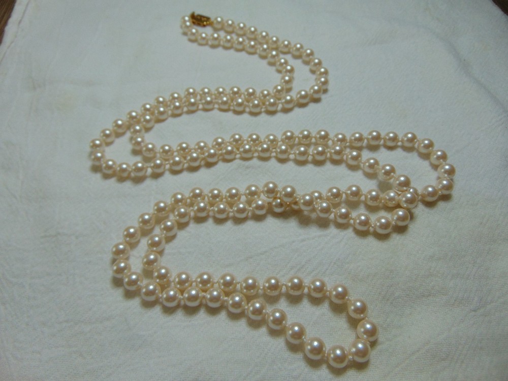 vintage Monet signed graduated white pearls necklace