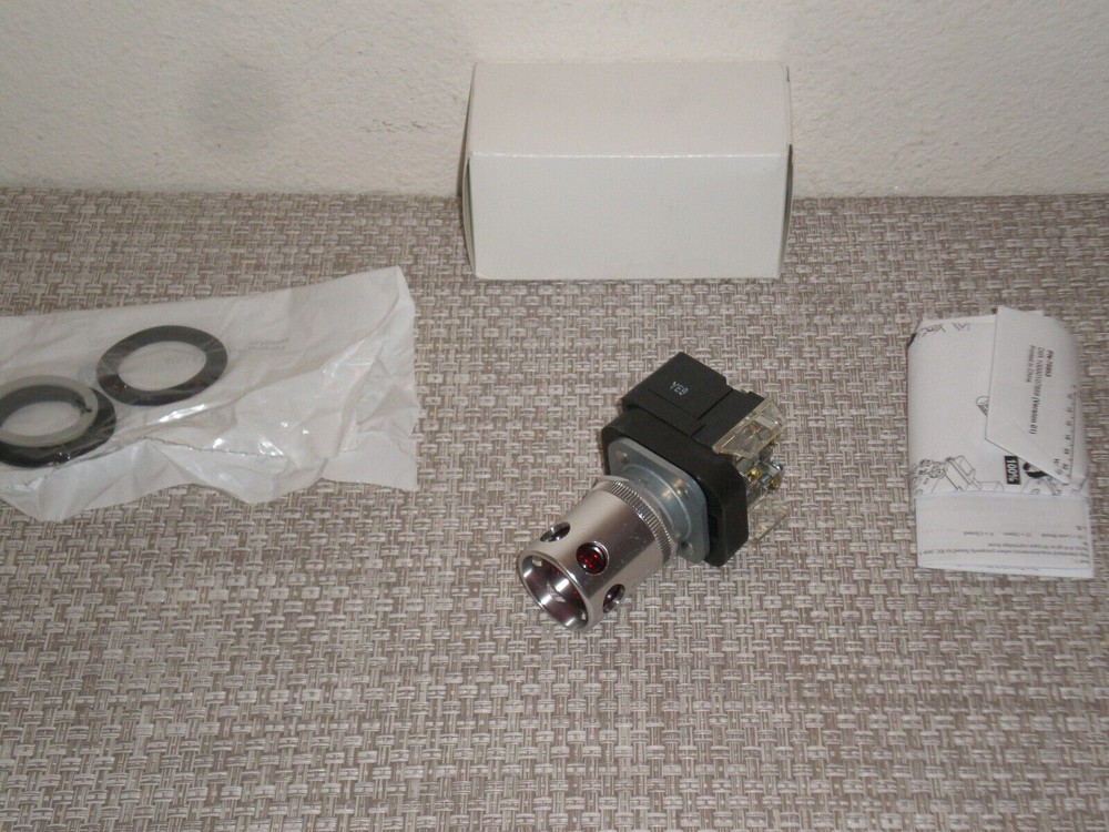New! Allen Bradley 800T-QAH2RD1 30mm Momentary Push Button Illuminated Red LED