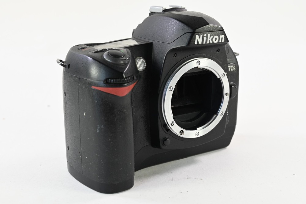Nikon D70s 6.1MP Digital SLR Camera Body #G125Roberts Camera - Photo Industry Leader since 1957!