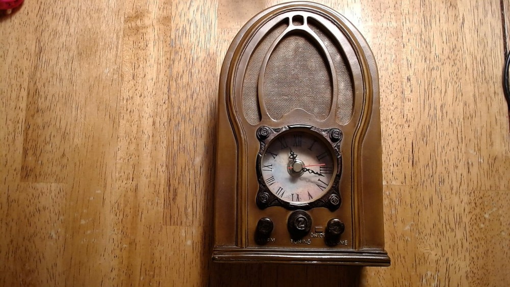 Vintage Home Interiors Quartz Mantle Desk Clock- Am/Fm Radio Theme- Works!