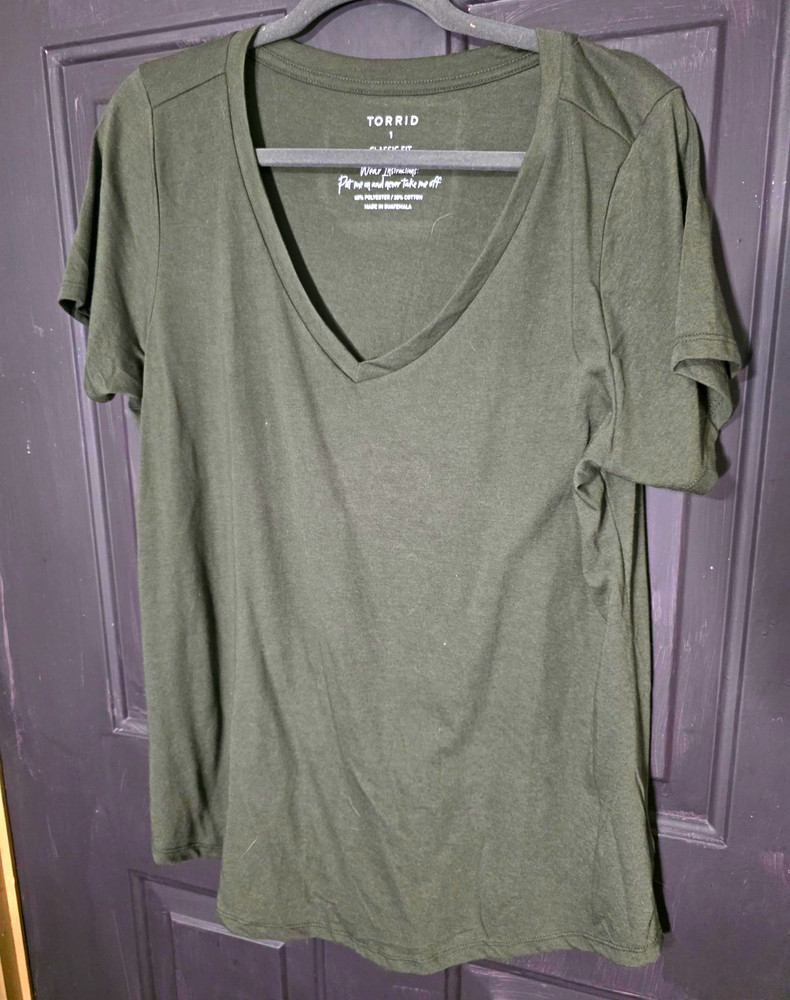 Torrid Green Solid V-Neck Short Sleeve Knit Classic Fit T-Shirt Womens Plus 1