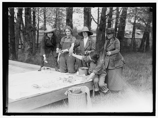 Photo:National Emergency War Gardens Farmerettes 1919 women planting seeds