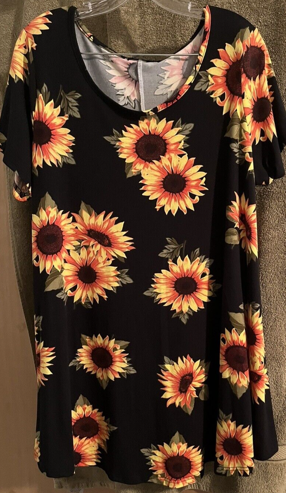 Monnuro Woman pullover top 2x black with colorful sunflowers