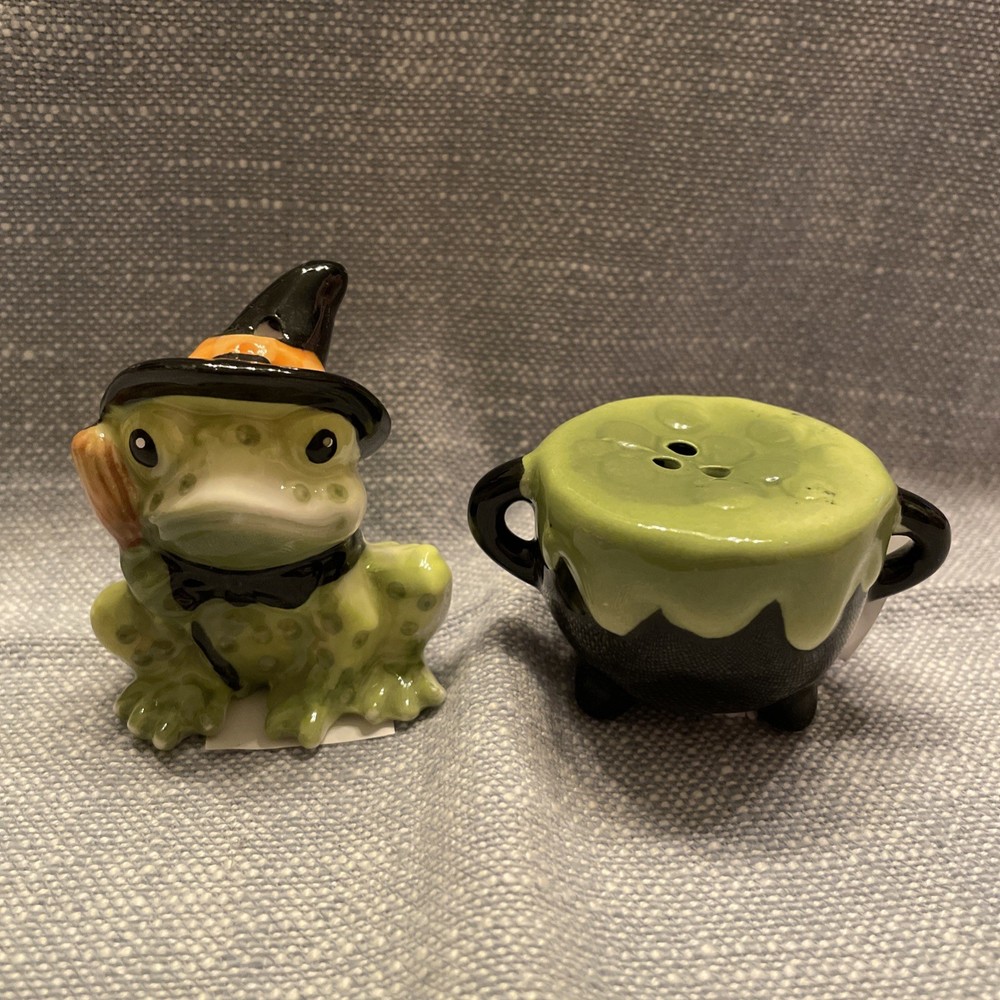Cracker Barrel Halloween Witch Frog and Cauldron Salt & Pepper Shaker Set 2025$