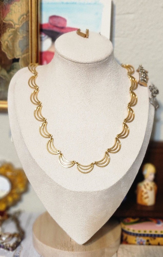 Vintage  Monet scalloped crescent moon shaped links    Gold-tone necklace