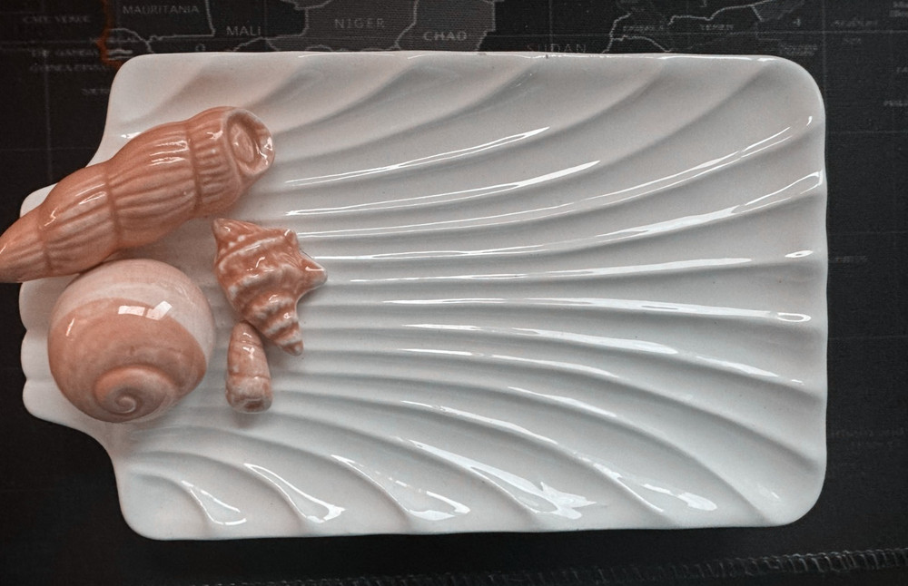 Fitz and Floyd Inc. Vintage Sea Shell Soap Dish (MCMLXXVI) coral/pink