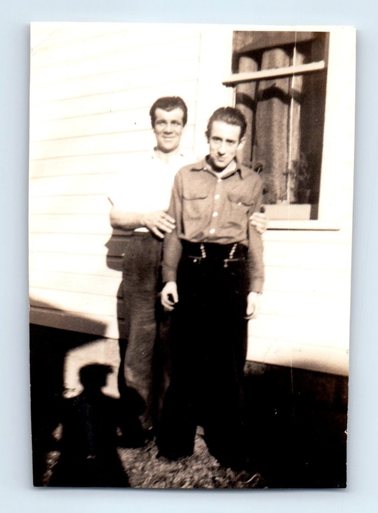 Old Vintage Photo AFFECTIONATE MEN OUTSIDE HOUSE SHADOW ANTIQUE SNAPSHOT 1939