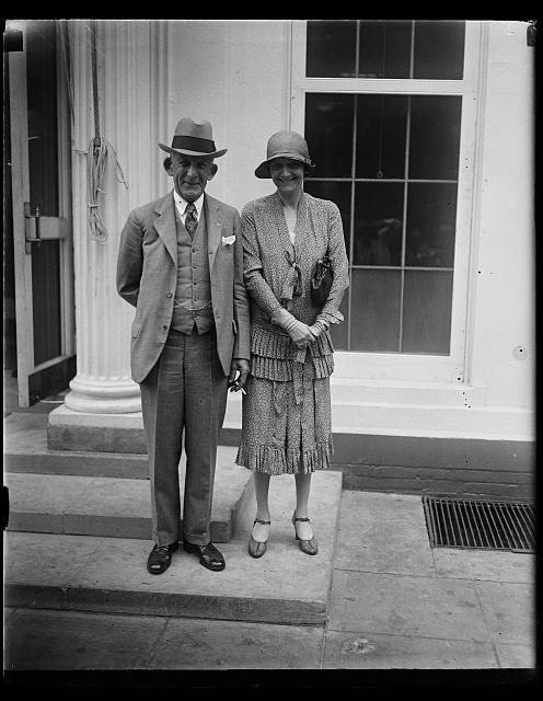 Photo:Man and woman at White House, D.C., Washington