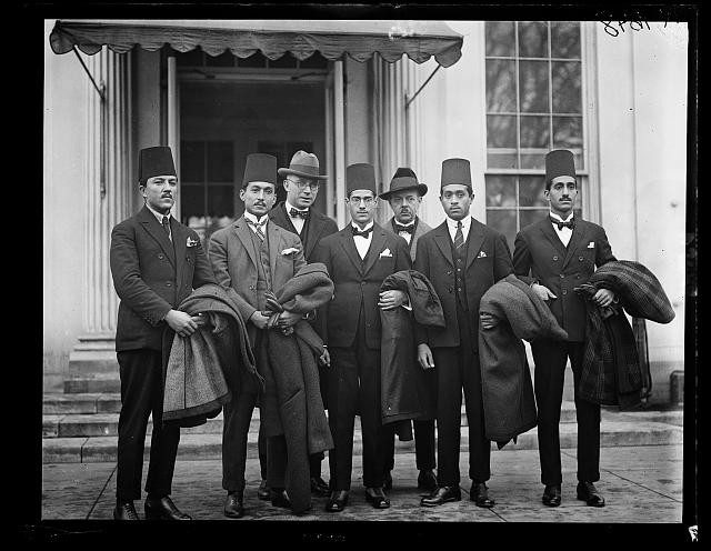 Photo:Egyptian Students in Suits 1910s Group Portrait at Building Entrance