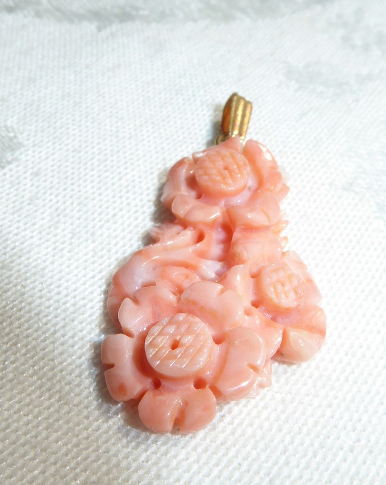 Beautiful Vintage Gold Filled Carved Coral 3 Flower Pendant Great Design