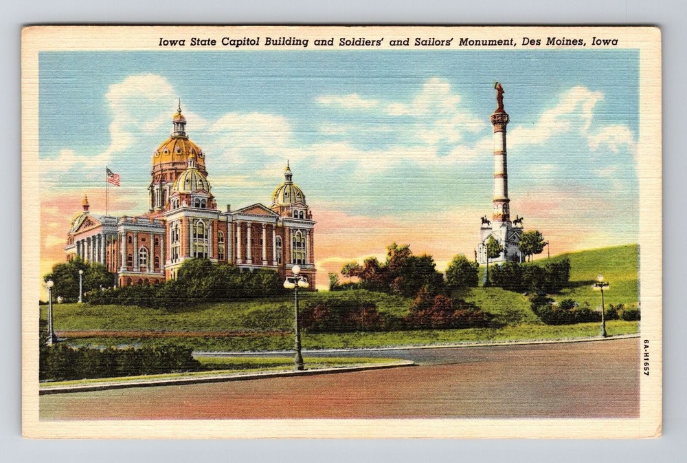 Des Moines IA-Iowa, State Capitol, Soldiers' Monument, Vintage Postcard
