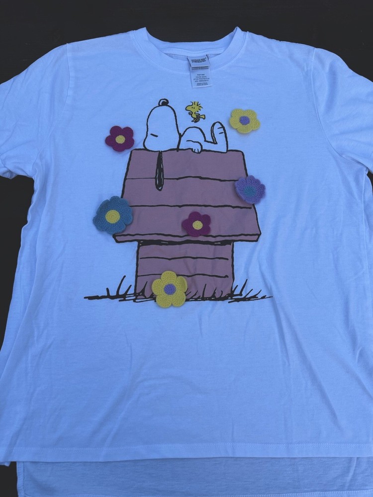 PEANUTS SNOOPY  Size L WHITE TEE With CROCHET FLOWERS PINK DOGHOUSE