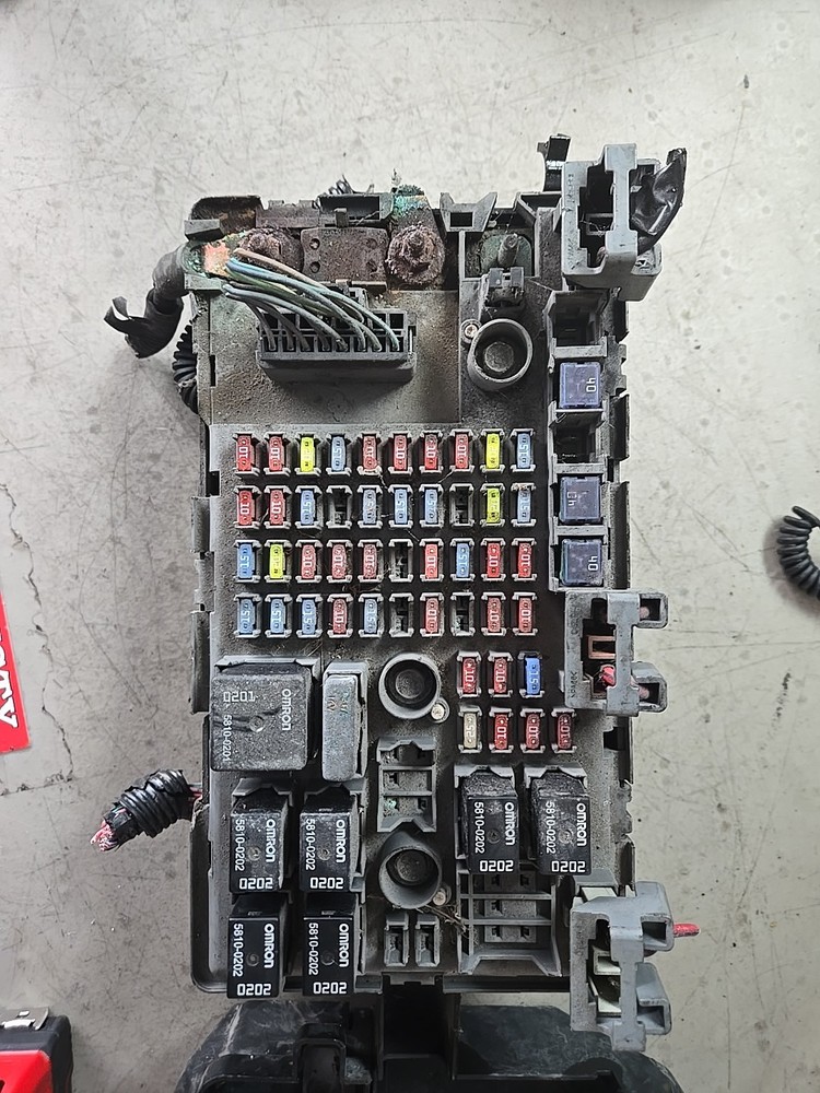 2003 CHEVY EXPRESS VAN SAVANA FRONT SAM FUSE BOX RELAY