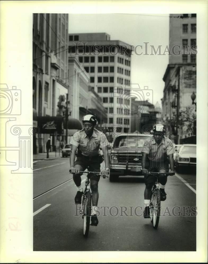 1990 Press Photo New Orleans police officers patrol downtown on bikes