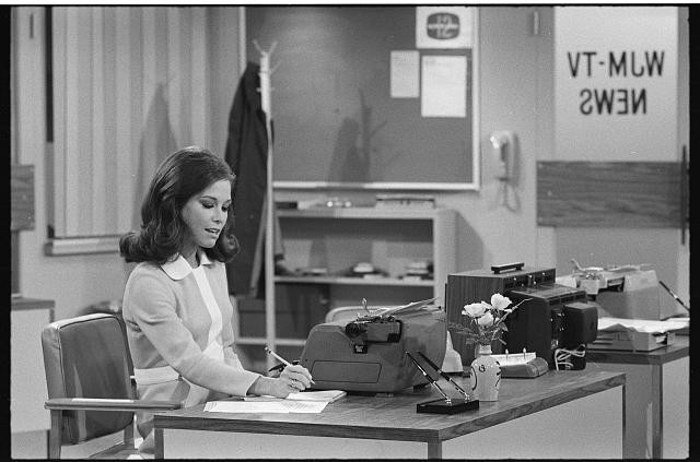 Photo:Mary Tyler Moore 1970s newsroom desk TV still photo