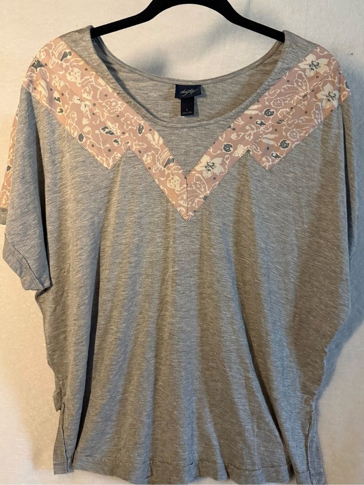 Daytrip Gray Short Sleeve V-Neck Top with Pink Floral Trim Oversized- Size large
