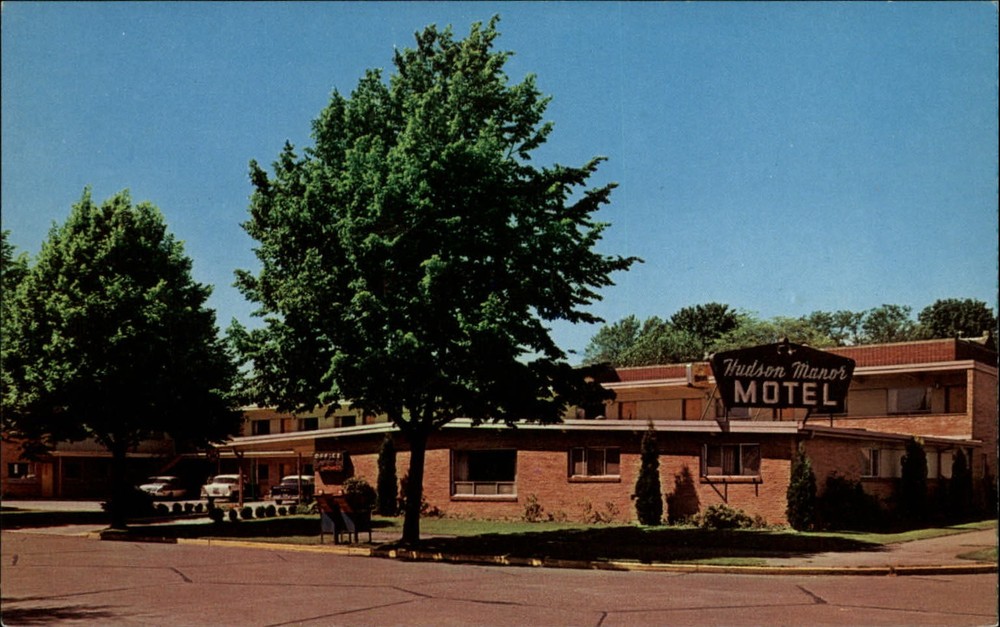 Hudson Manor Motel Longview Washington ~ 1950-60s cars ~ vintage postcard