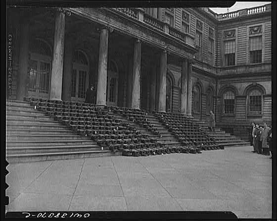 Photo:Buckingham Palace London England 1910s Palace Steps Crowd