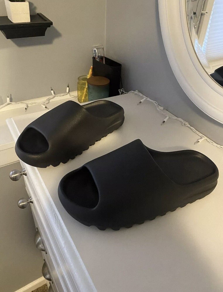 Yeezy Slides Onyx size 11