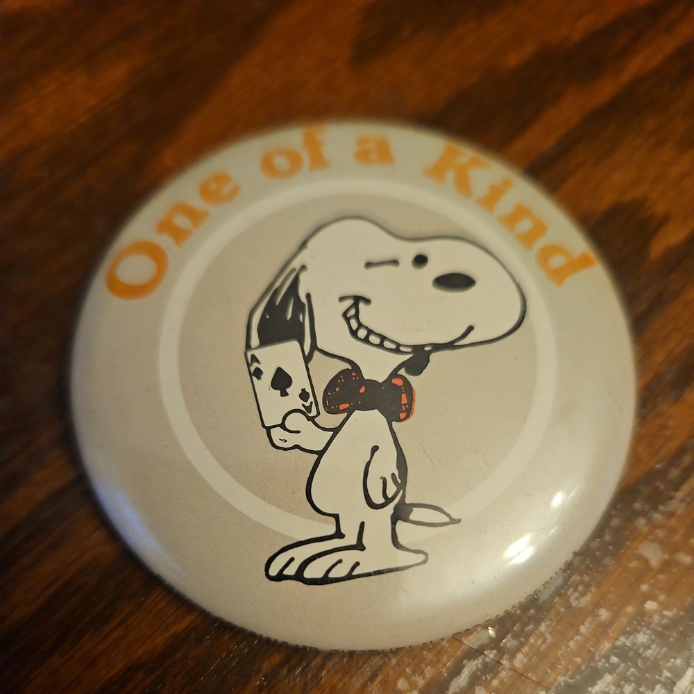 Vintage Peanuts Snoopy One of a Kind Pin Button Pinback 1958 VTG Holding an Ace