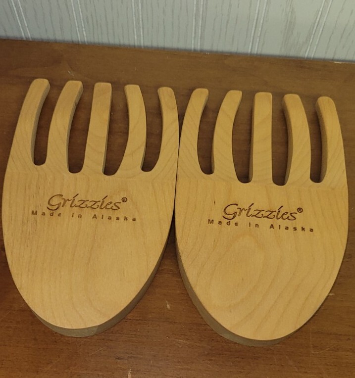 NWOT Grizzies Made in Alaska Wooden Bear Claws Salad Serving Set 6