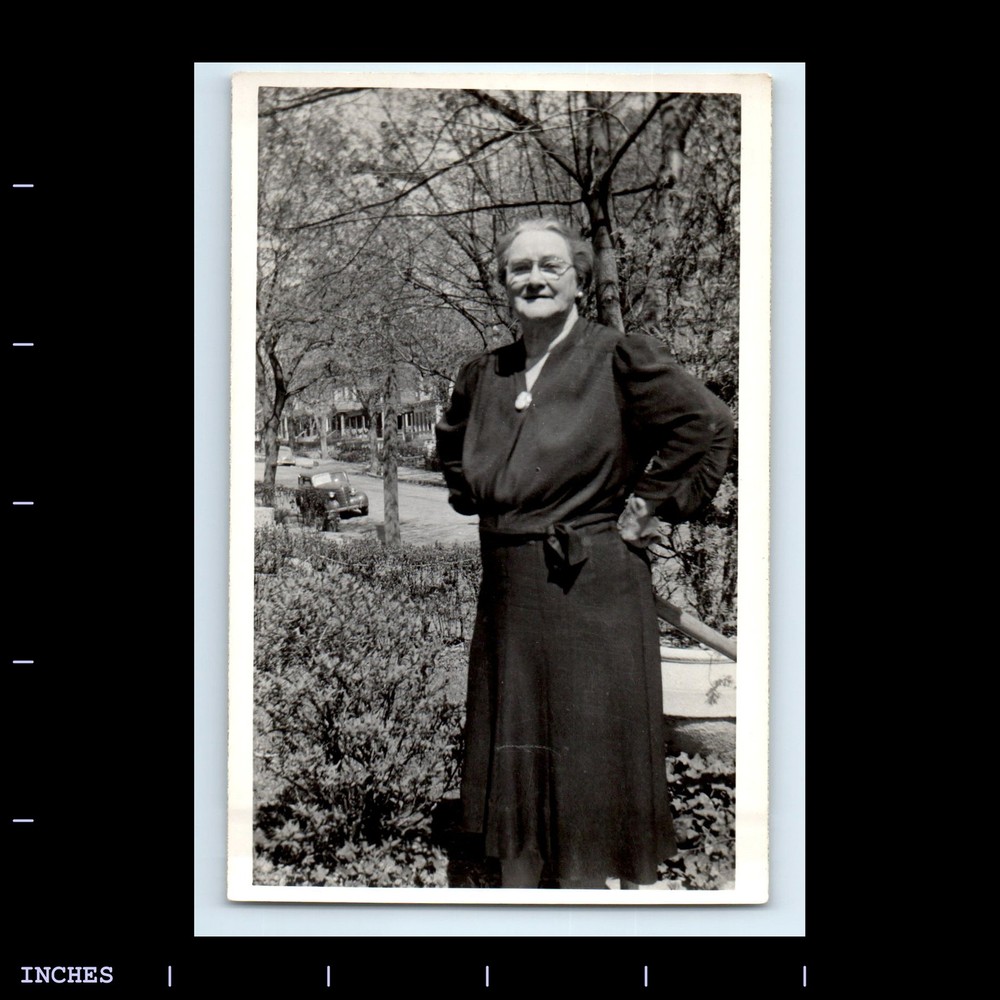 Old Vintage Photo STREET SCENE WOMAN GLASSES CLASSIC CAR