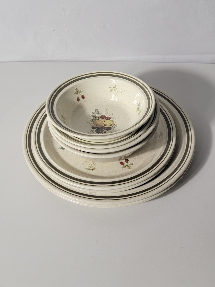 Royal Doulton Cornwall Vintage LS1015 2 Dinner, 2 Lunch Plates, 4 Bowls