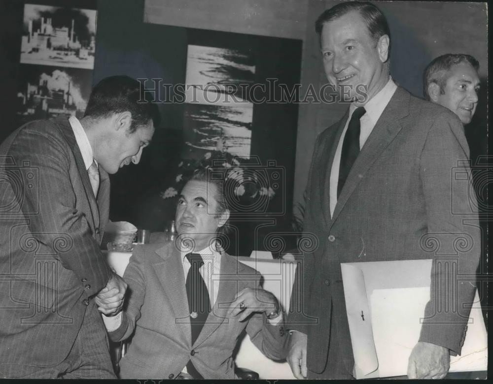 1973 Press Photo George Wallace, Governor of Alabama, Talks with Officials