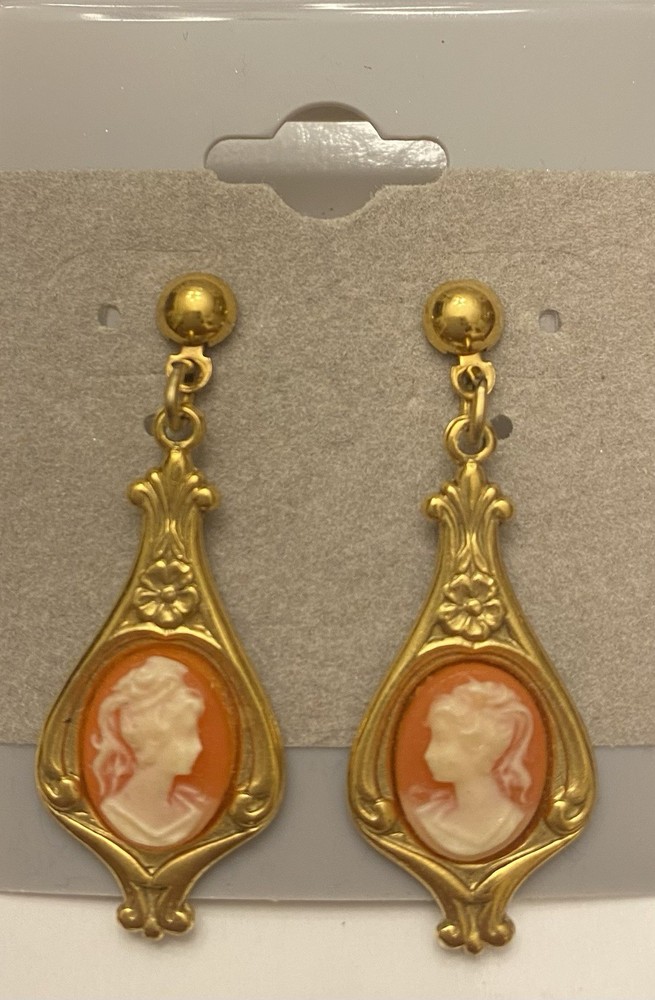 Sweet Vintage Gold Tone 1 1/2” Dangling Cameo Earrings Peach & White