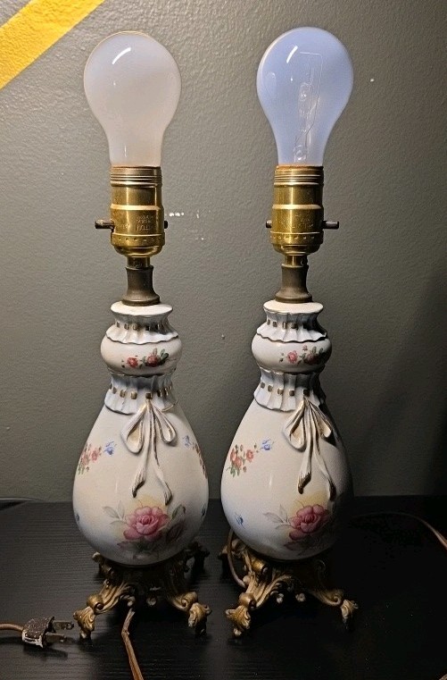 Vintage Ceramic Metal Claw Feet Electric Table Lamp, Lot Of 2 , Works.