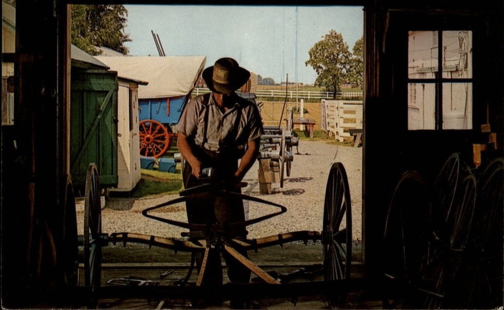Pennsylvania Amish Carriage Maker horse drawn buggy unused vintage postcard