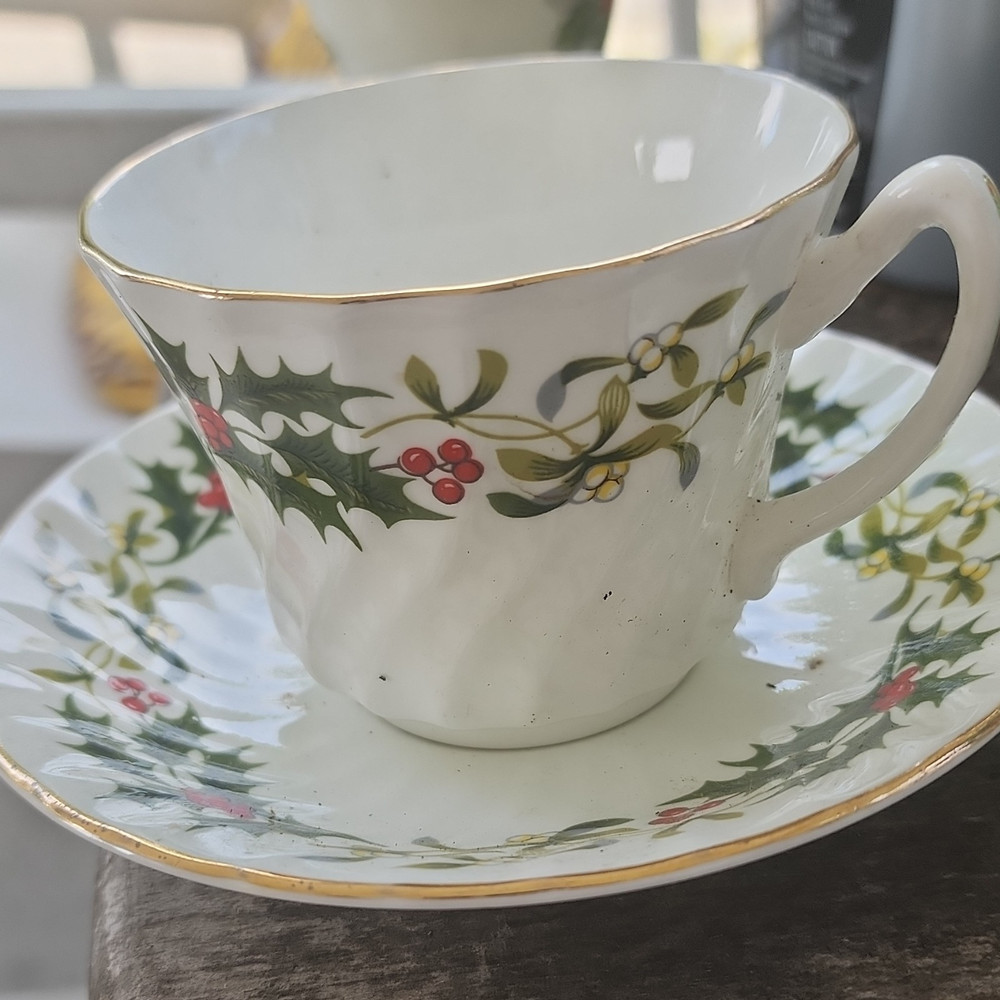 House of Goebel Bone China Holly Tea Cup & Saucer Set Christmas England