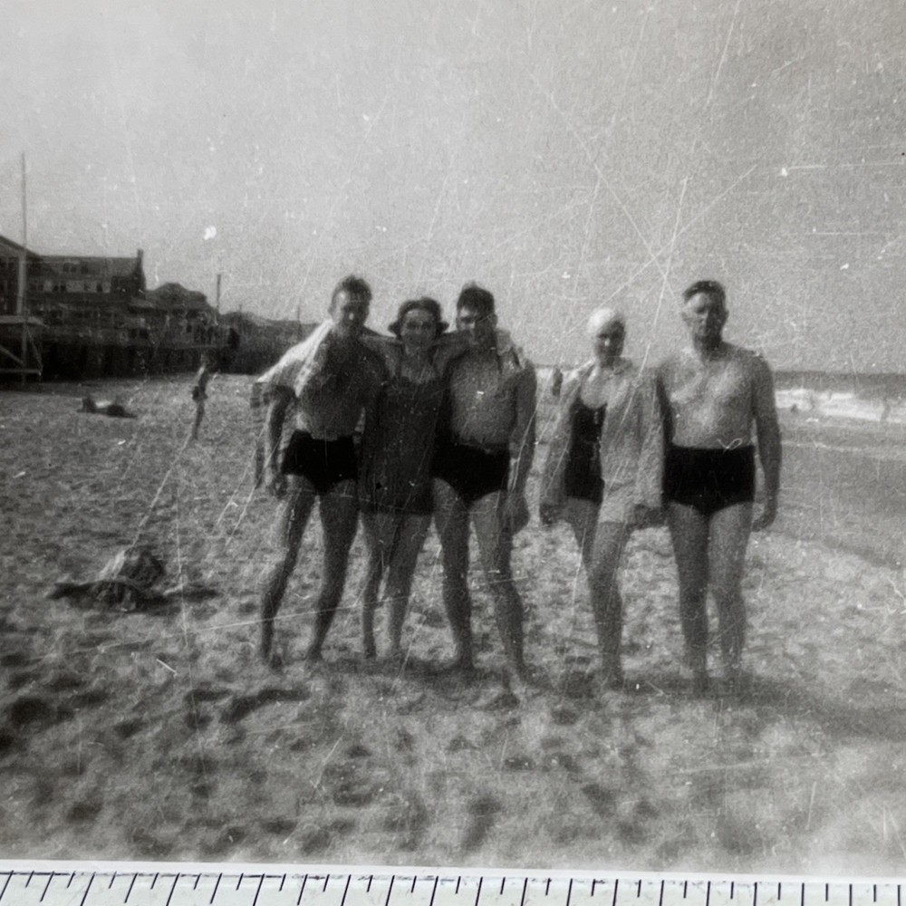Vintage photograph Snapshot Affectionate Group Photo Beach Seen 1940 - A1